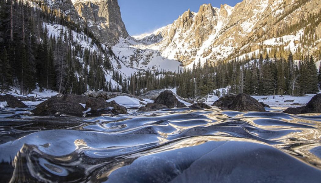 This photographer captured a rare sight — frozen waves on a lake in Colorado’s Rocky Mountain National Park…