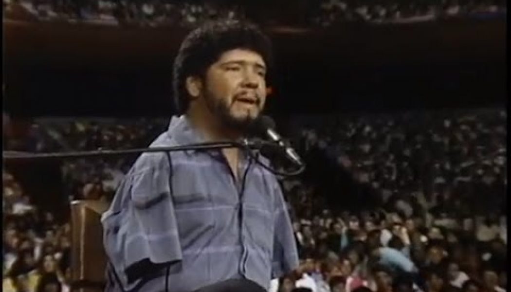 Watch again as Tony Meléndez performs for Pope St. John Paul II…