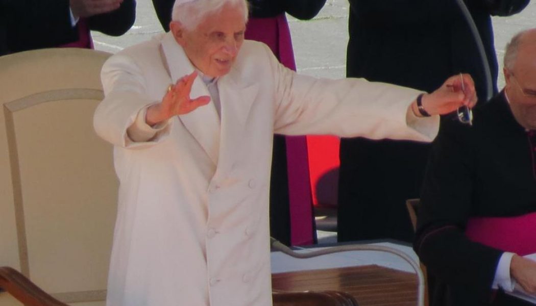 Benedict XVI distances himself from embattled Catholic community…