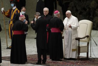 Pope reverts to mask-less old ways amid growing criticism from left …