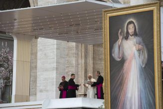 Pope on Divine Mercy Sunday: “Christ’s wounds are open channels between him and us, shedding mercy upon our misery”…
