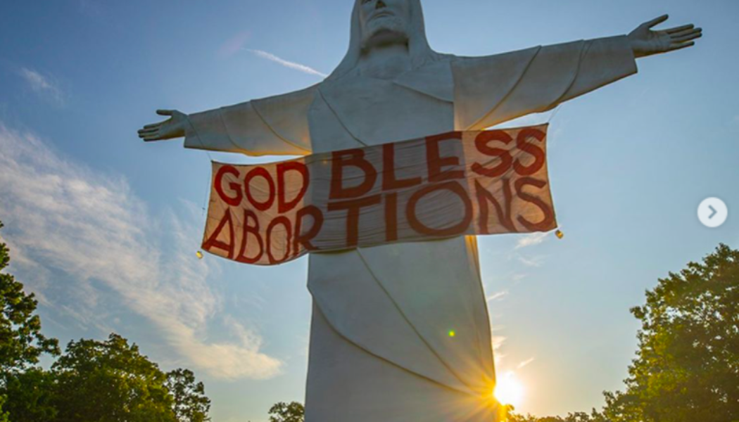 Vandals desecrate seven-story Christ of the Ozarks statue with “God Bless Abortions” banner in Arkansas…