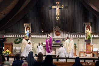 Backs to the wall: Can bishops ban ‘ad orientem’?