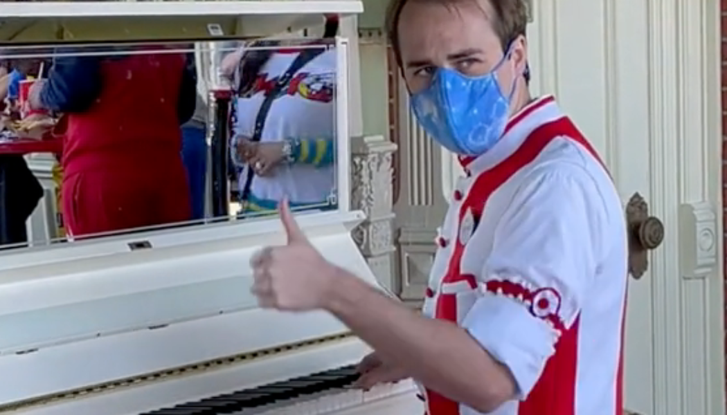 Watch this Disney park pianist plays blisteringly fast…