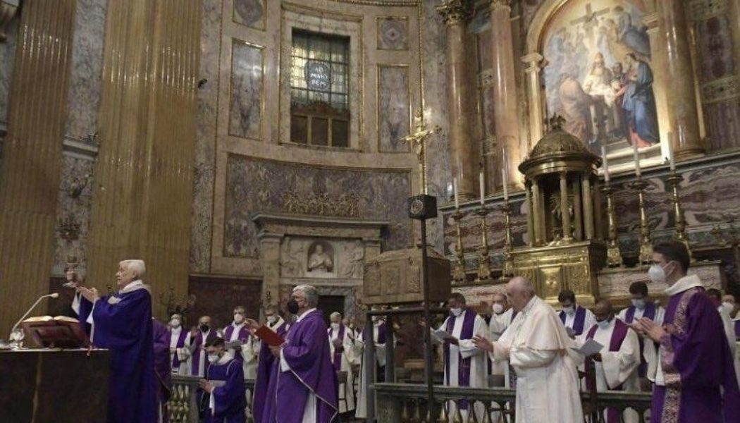 A picture is worth a thousand words: Pope Francis concelebrates Mass without sacred vestments …