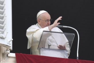 At Sunday Angelus, Pope Speaks on Man Born Blind; Urges Prayers for Ecuador Earthquake Victims, Ukrainian People and Fathers on St. Joseph’s Day…