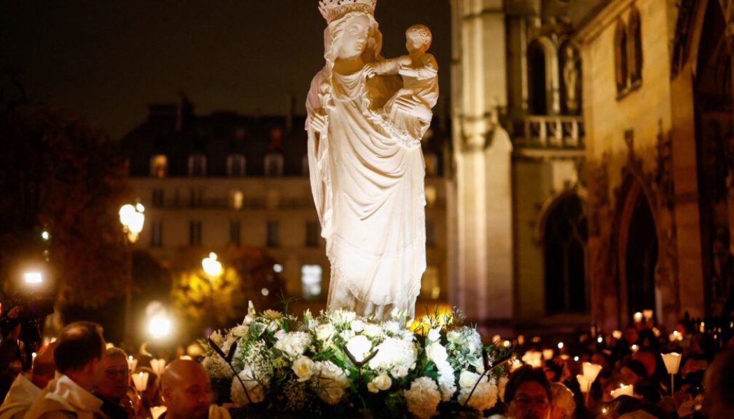 Notre Dame de Paris Returns to Her Cathedral With Thousands of Parisians Walking Her Home…